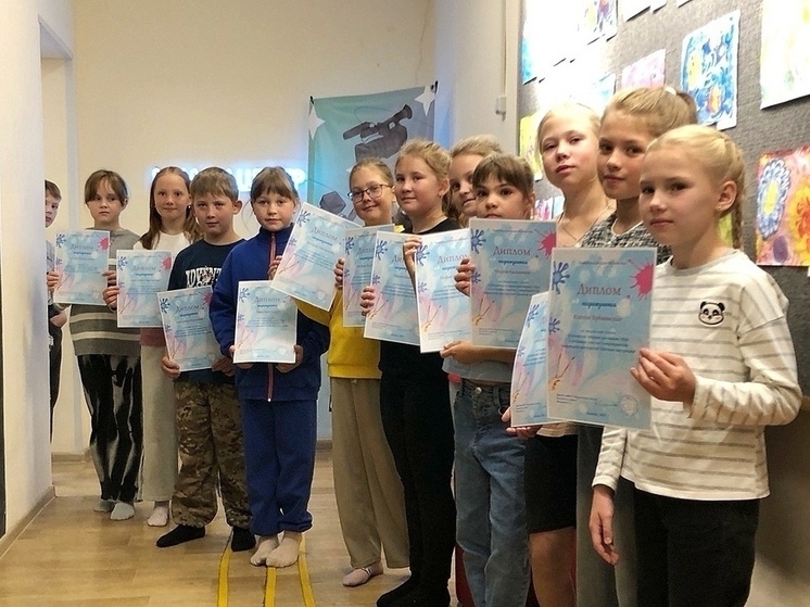  В Детской библиотеке Коноши открылась выставка рисунков «Цветное настроение»