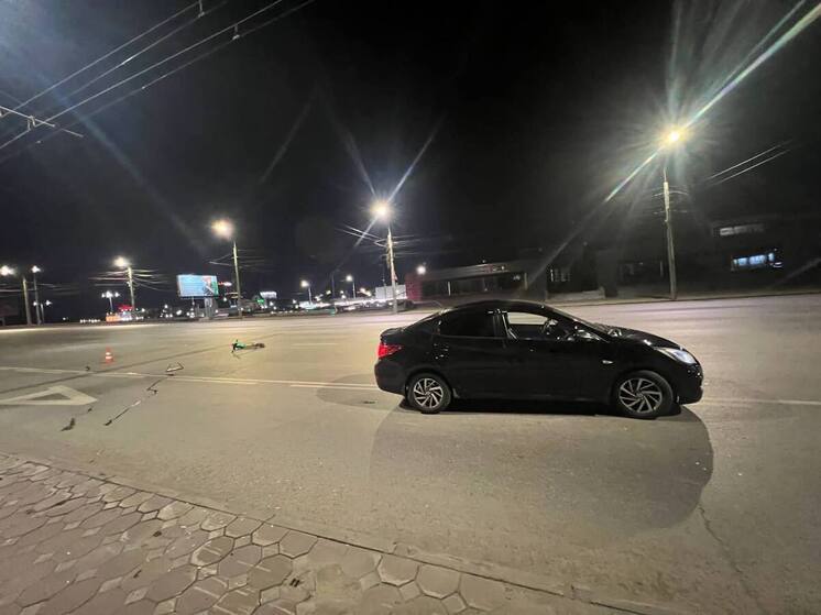 Самокатчик пострадал в Омске в результате столкновения с автомобилем