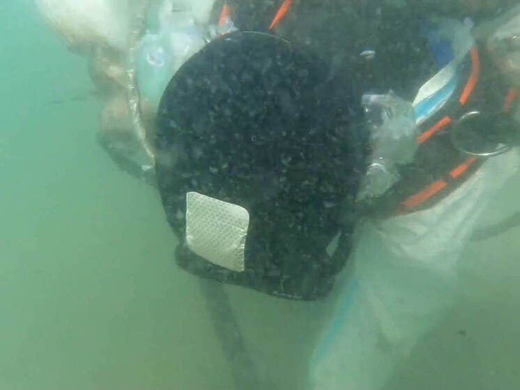В Анапе с морского дна подняли 2022 мешка с мазутом