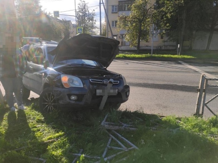 Женщина наехала на ограждение у вокзала в Пскове