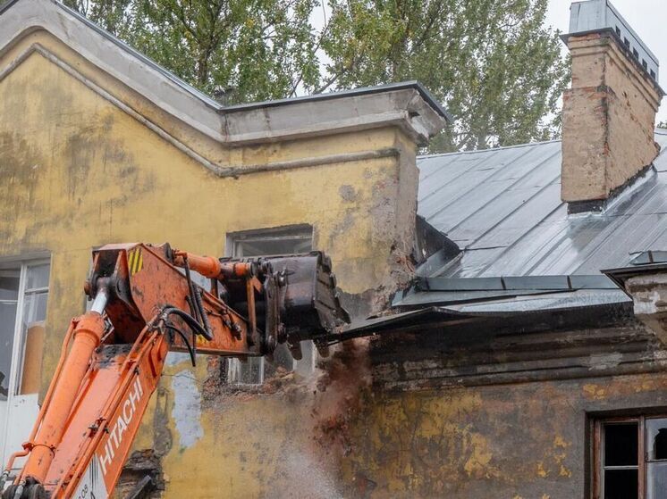 В рамках программы развития застроенных территорий в Красном Кирпичнике под расселение попадают 21 дом. На данный момент жилищные условия смогли улучшить 229 семей, включая собственников и нанимателей квартир. Участникам предоставлялся выбор: переехать в новые дома квартала, подобрать жилье в других районах Петербурга или воспользоваться денежной компенсацией.
