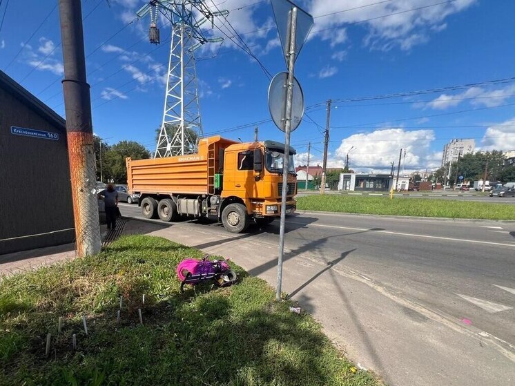 Двухлетний ребенок попал под колеса КамАЗа в Воронеже