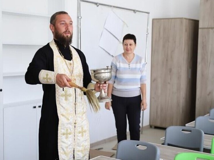 Белгородский протоиерей освятил гимназию № 2 после ремонта