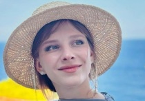 30-летняя актриса Елизавета Арзамасова сняла домашнее видео и поделилась им в соцсетях. Подписчики увидели жену 51-летнего хореографа Ильи Авербуха в новом свете.