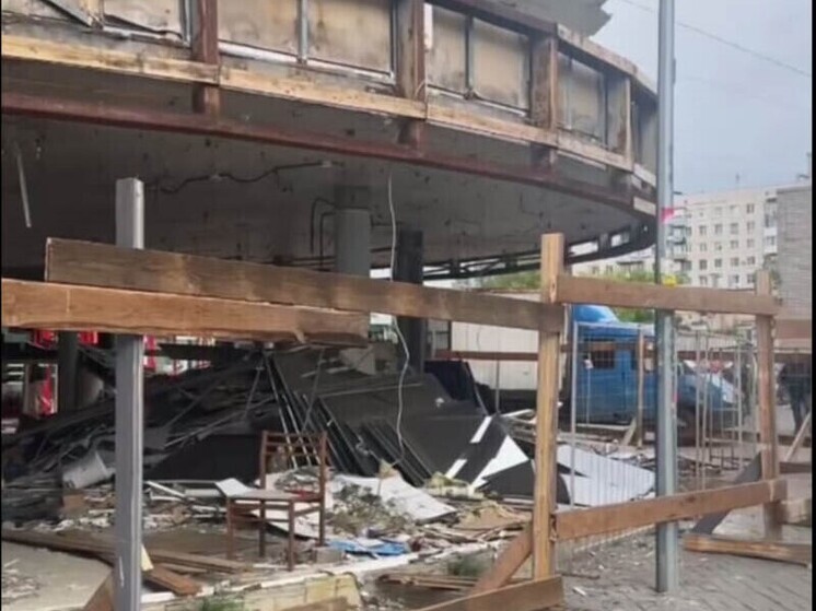 Вокруг незаконного павильона у «Приморской» появился забор безопасности
