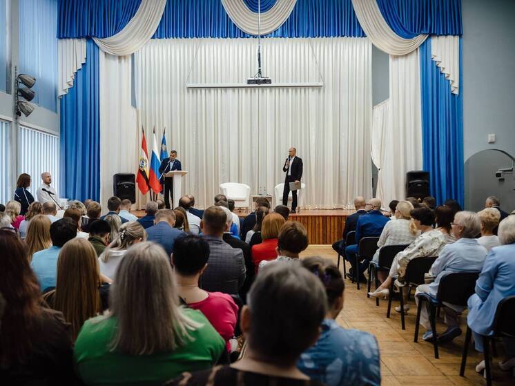 Временно исполняющий обязанности губернатора Александр Хинштейн накануне встретился в Курске с жителями Железнодорожного округа