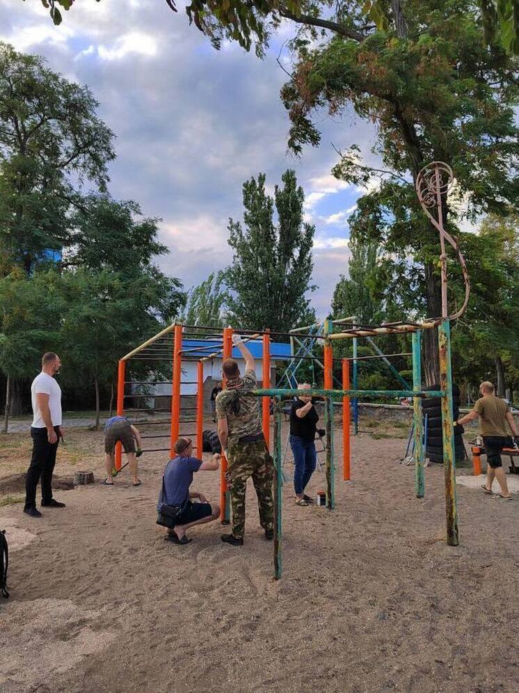 Общественники провели субботник на Центральном пляже Бердянска