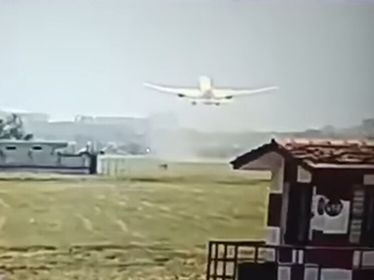 Mirror: неисправность в туалете названа вероятной причиной крушения Boeing в Индии