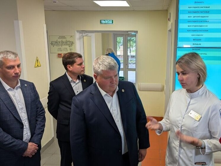 Дронов оценил работу новой поликлиники в Боровичах