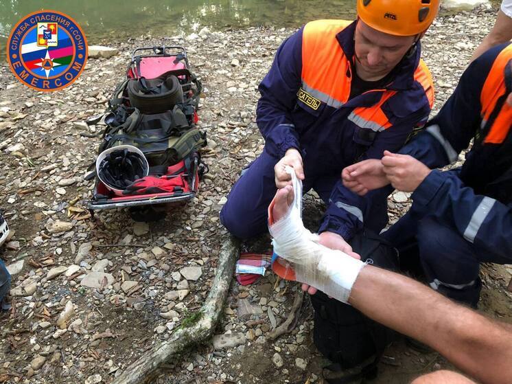 Спасатели Сочи эвакуировали туриста с переломом ноги с тропы Агурских водопадов