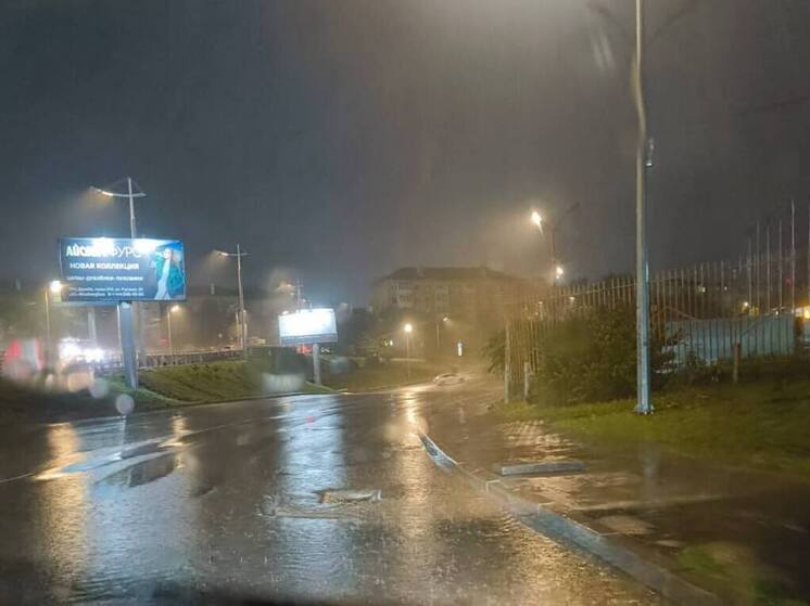 Дорожные службы во Владивостоке работают в круглосуточном режиме из-за шторма