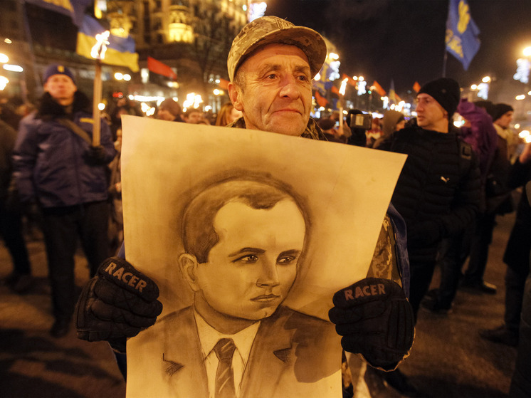 «Нацистская тряпка»: в Польше протестующие сожгли флаг бандеровцев