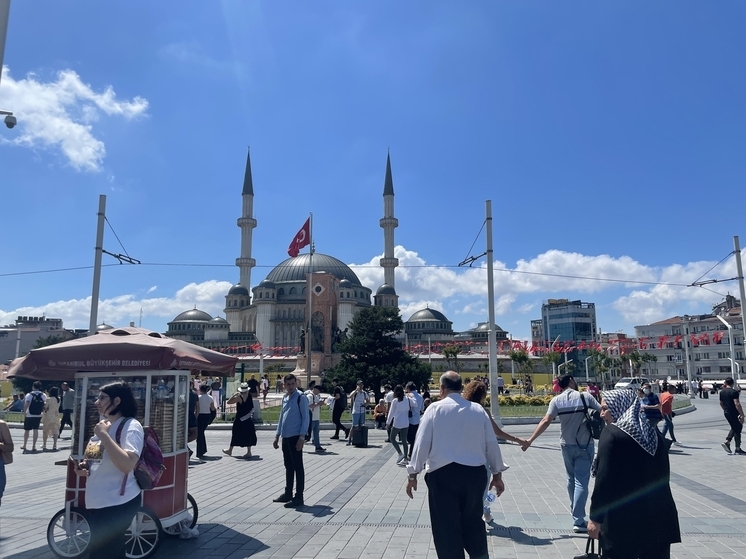 Аналитик Латифоглу призвал Турцию отказаться от сотрудничества с Западом и вступить в БРИКС