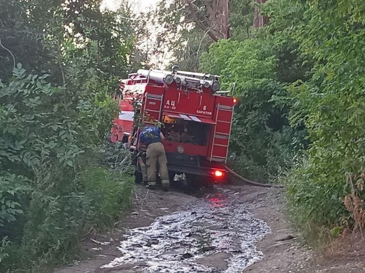 На пожаре в двухэтажном доме в Ртищеве эвакуировали восемь человек