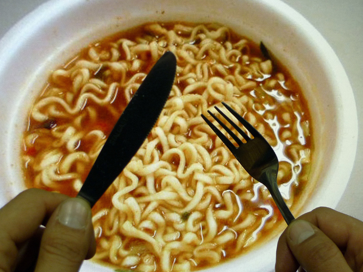 В Египте 13-летний мальчик умер, съев три пачки лапши быстрого приготовления