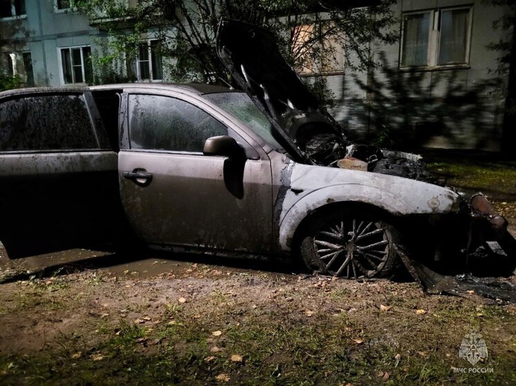 Автомобиль Ford Mondeo загорелся в Острове