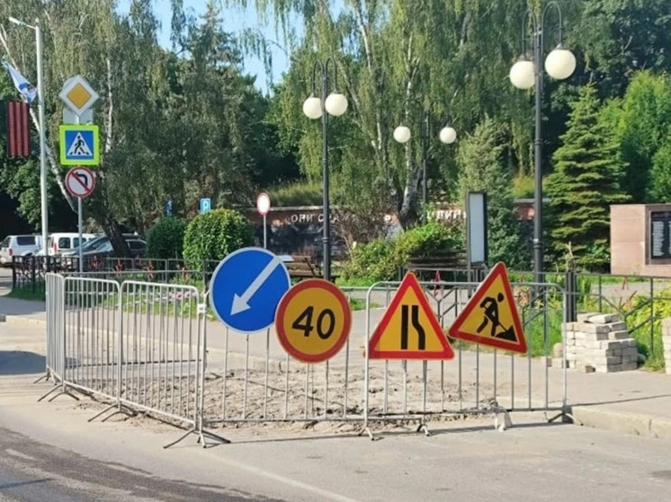 В Балтийске провал на дороге закрыл для проезда улицу Красной Армии