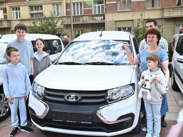 Андрей Травников накануне Дня знаний вручил ключи от автомобилей многодетным семьям