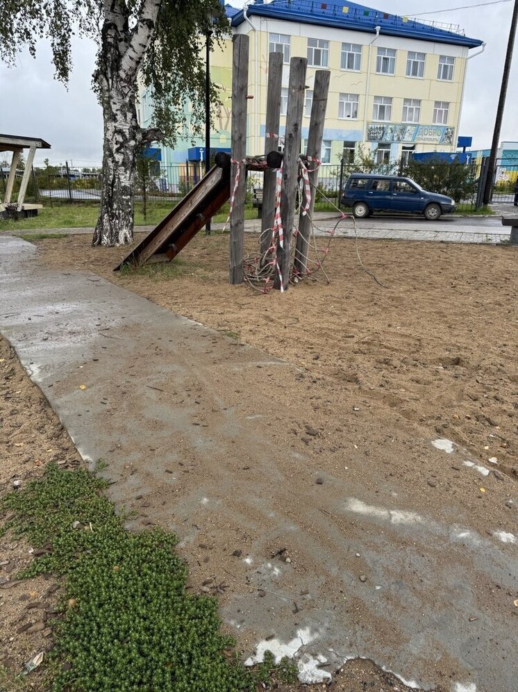 В Томской области устранили повреждения на детских площадках