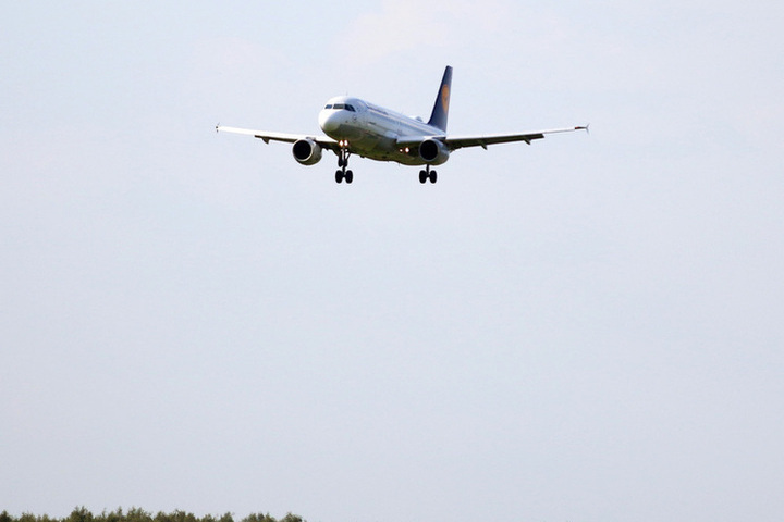 Внезапно оказавшихся в России пассажиров из Англии закрыли в салоне авиалайнера