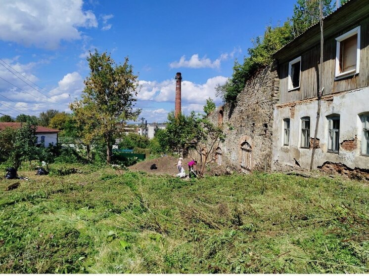 Волонтеры спасли от мусора и зарастания исторический переулок Миасса