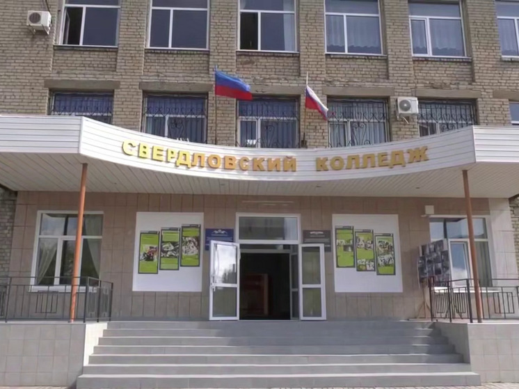 Губернатор Красноярского края проверил ход ремонта образовательных объектов в Свердловске ЛНР