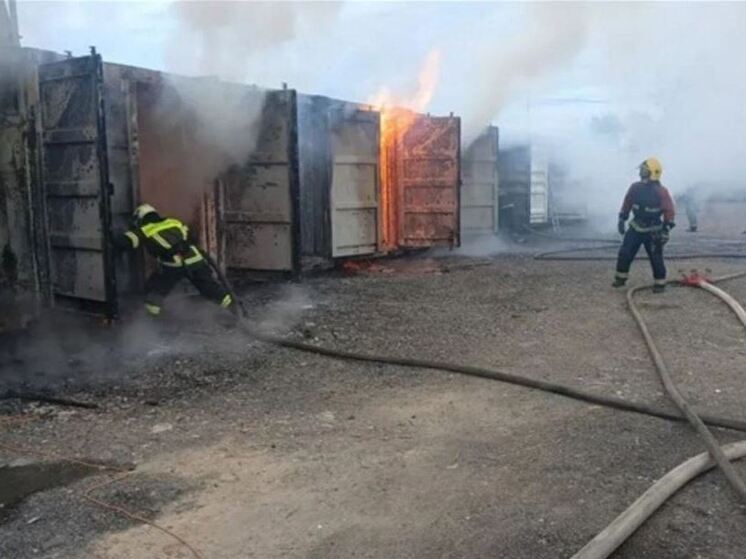 Во Всеволожском районе горели 7 строительных контейнеров