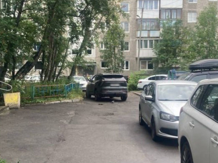 В Мурманске автомобиль сбил пешехода во дворе дома на Достоевского
