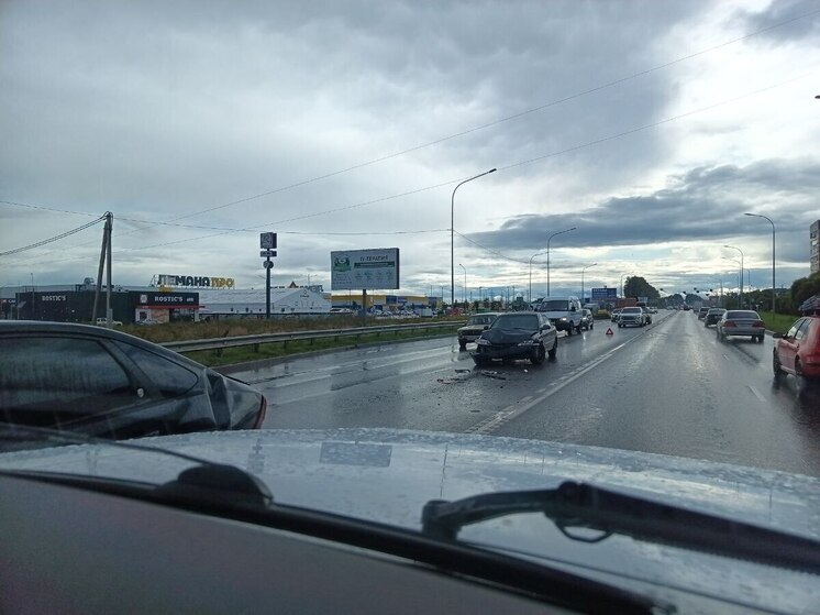 Две девушки пострадали в ДТП на Рижском проспекте