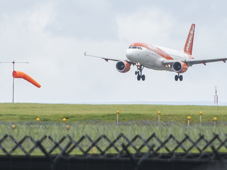 Пассажирка попыталась открыть аварийный выход во время полета