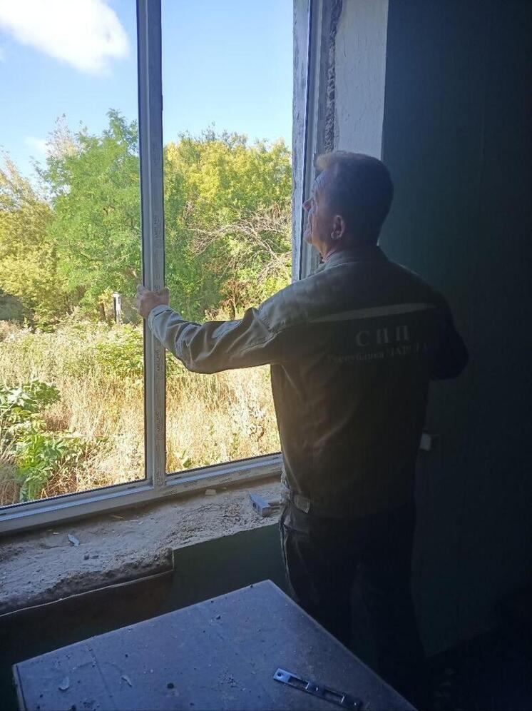 Шефы начали менять окна в здании администрации села Марьяновка
