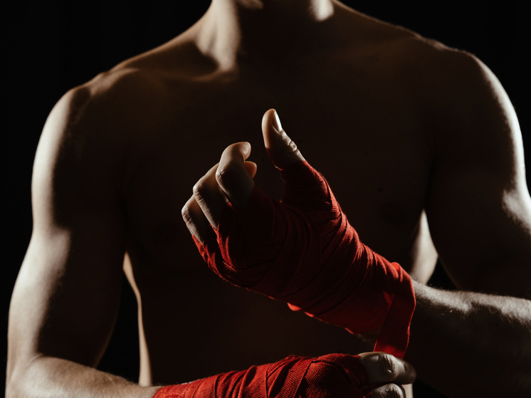 Блогер Литвин подарил 31-летнему чемпиону UFC Хамзату Чимаеву ретро Rolls-Royce