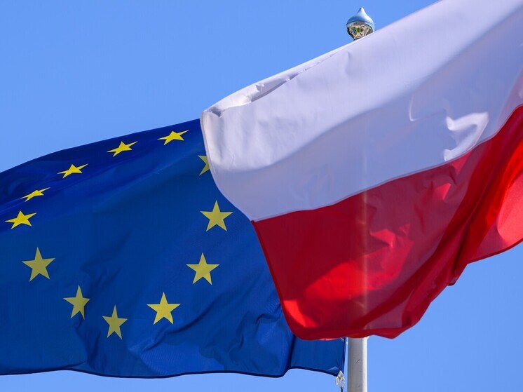 Для украинцев в Польше наступили черные дни: президент страны Кароль Навроцкий наложил вето на пролонгацию закона о социальных выплатах и медицинском обеспечении для неработающих украинцев, а кроме того предложил приравнять бандеровские символы к нацистским, не давать гражданство Польши тем, кто симпатизирует Бандере и Украинской повстанческой армии, отменить льготы для граждан Украины, которые пересекают границу на короткие периоды, ужесточить наказание за незаконное пересечение границы и продл
