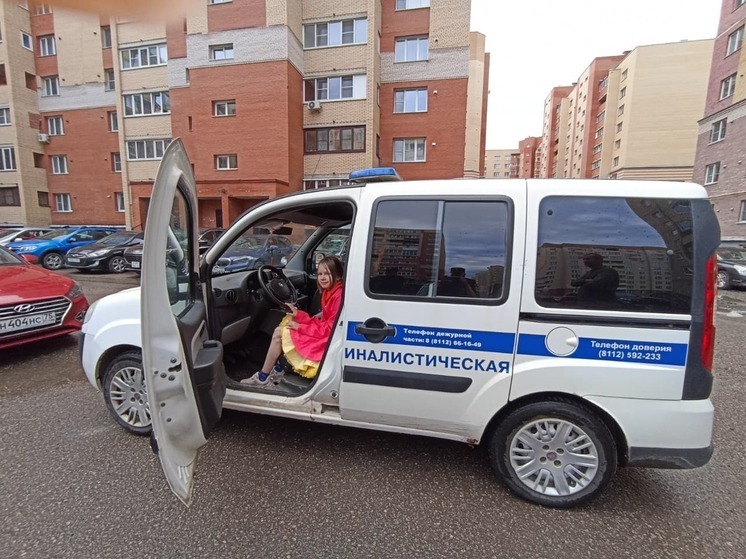 Псковские полицейские приняли участие в благотворительной акции «Собери рюкзак добра»