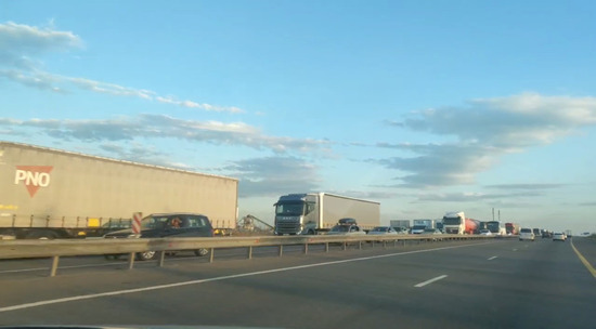 На трассе М4 под Ростовом образовалась пробка на 15 км: видео