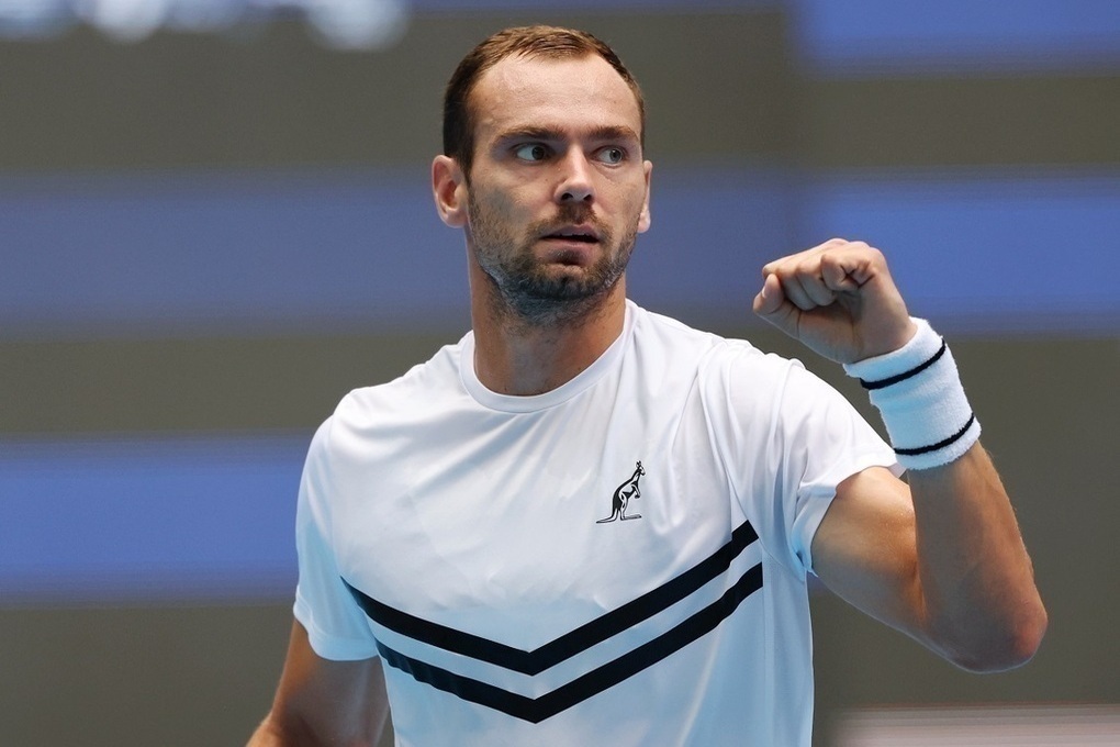 Роман Сафиуллин победил Гаэля Монфиса и вышел во второй круг US Open