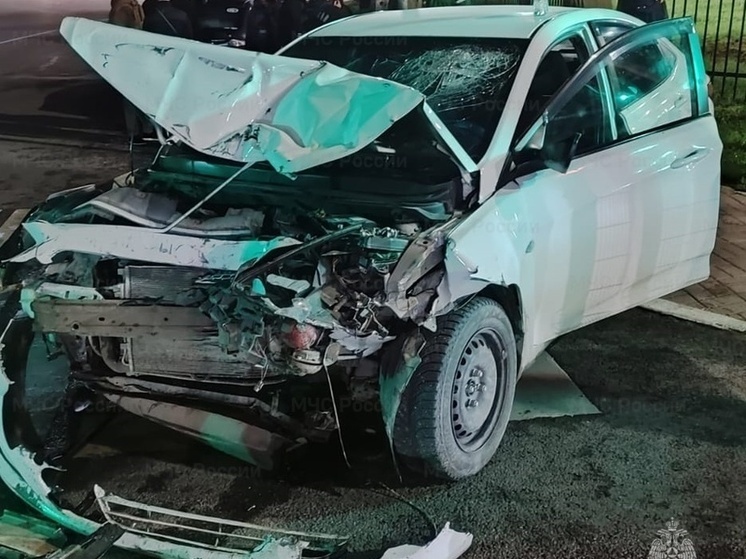 Грузовик Shacman столкнулся с легковушкой в Медыни