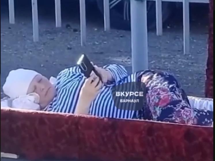 Жительница Славгорода «ради вечной жизни» легла в гроб и раскидала вокруг яйца