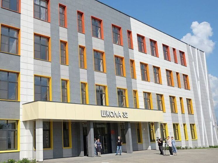 Губернатор отметил вклад кировских строителей в создание современной школы