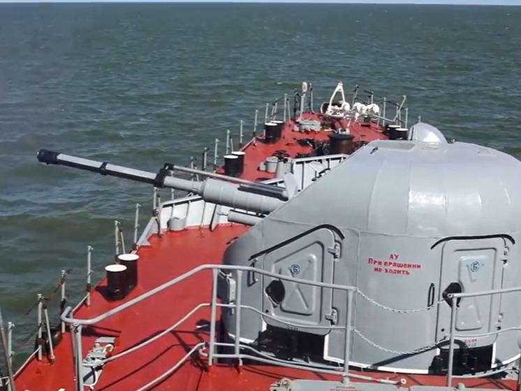 Корабли Каспийской флотилии отработали уничтожение целей в море, воздухе и на берегу