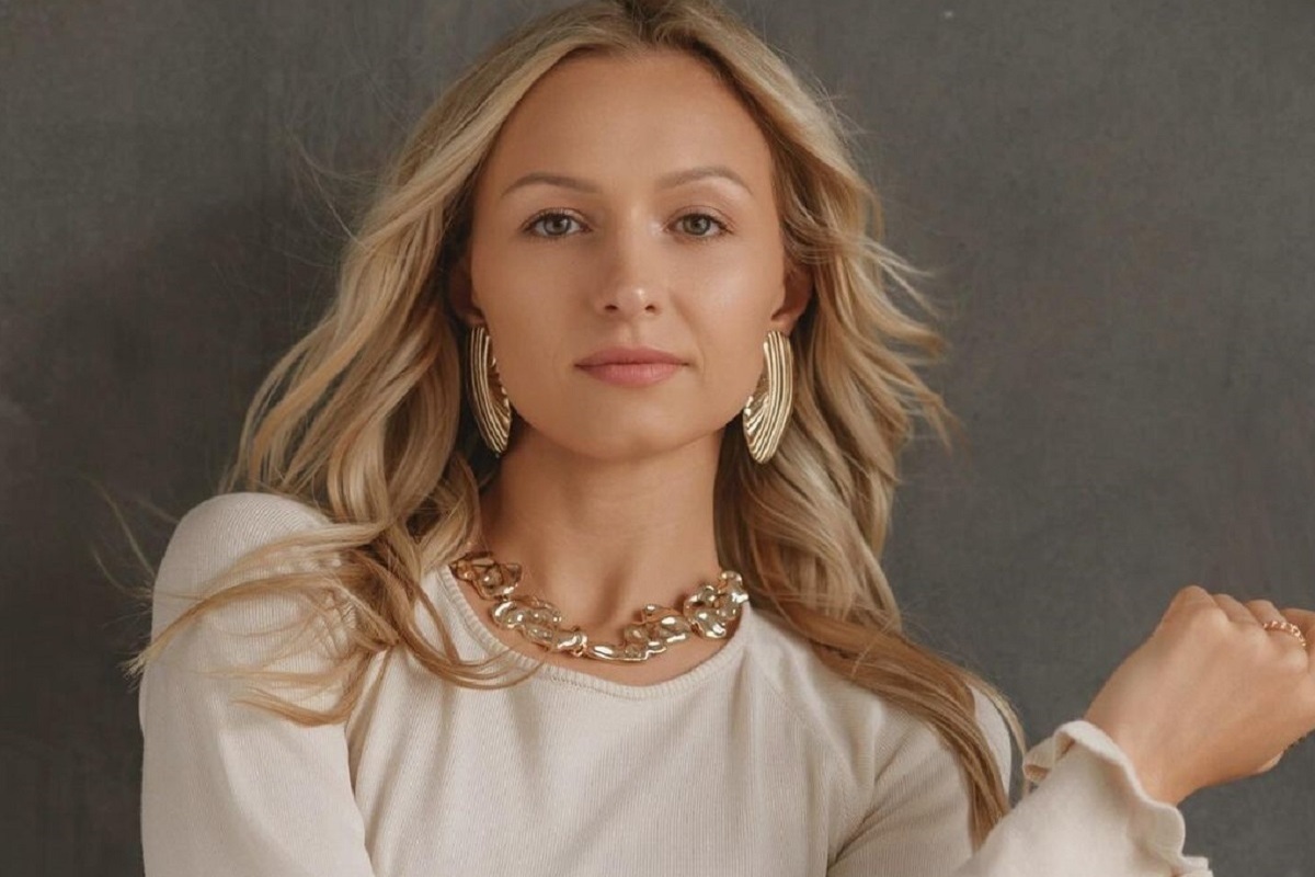 Гимнастка козырнула рельефным телом