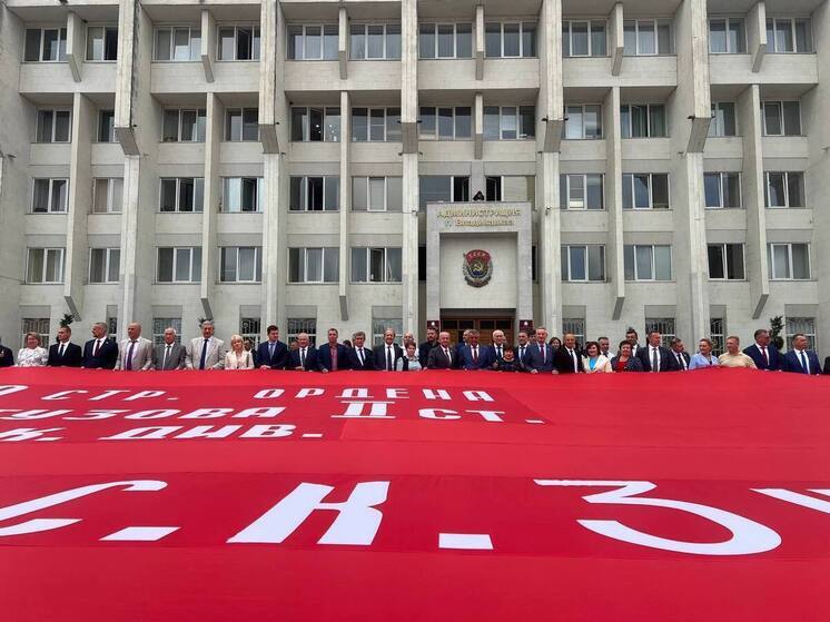 Во Владикавказе развернули 20-метровую копию Знамени Победы