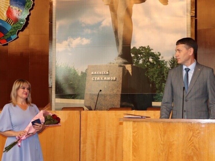 Официально вступила в должность мэра Стаханова Наталья Жулинская