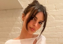 34-летняя американская актриса и модель Эмили Ратаковски сфотографировалась в смелом наряде. Горячая брюнетка, которую поклонники называют просто Эмратой, едва прикрыла наготу.