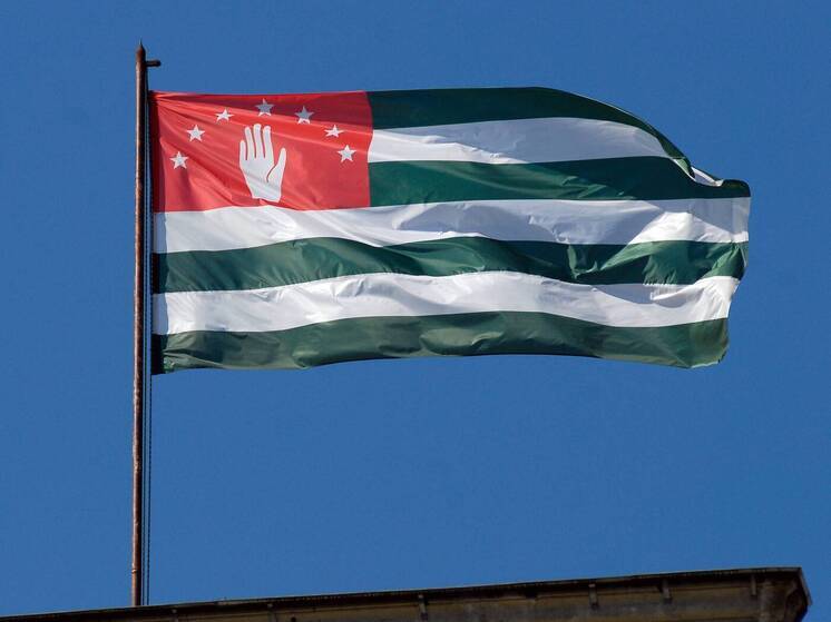 В Абхазии 22 российских туриста пострадали в аварии автобуса с легковой машиной