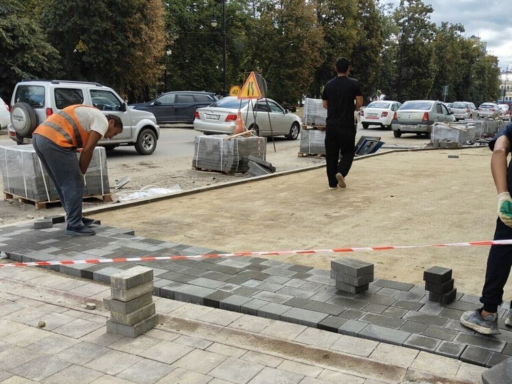 На улице Карла Маркса в Тамбове активно обновляют тротуары