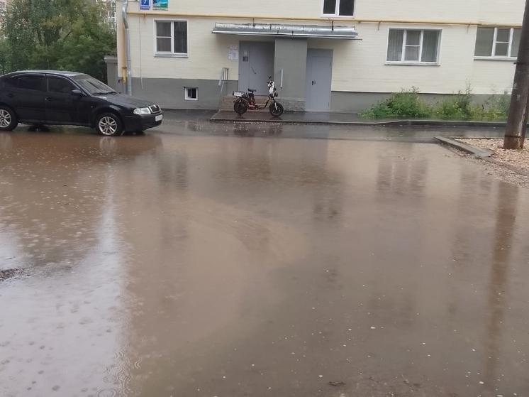 Благоустройство обернулось бедой: кировский двор превратился в болото