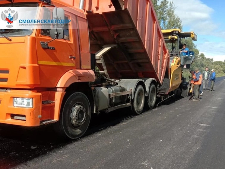 В Гагаринском и Руднянском районах активно ремонтируют дороги по нацпроекту «Инфраструктура для жизни»