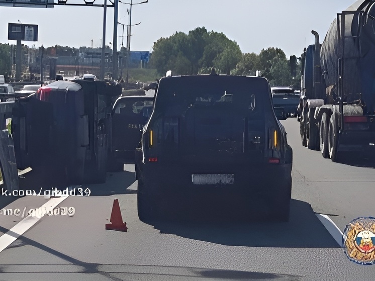 На Приморском полукольце опрокинулся автомобиль