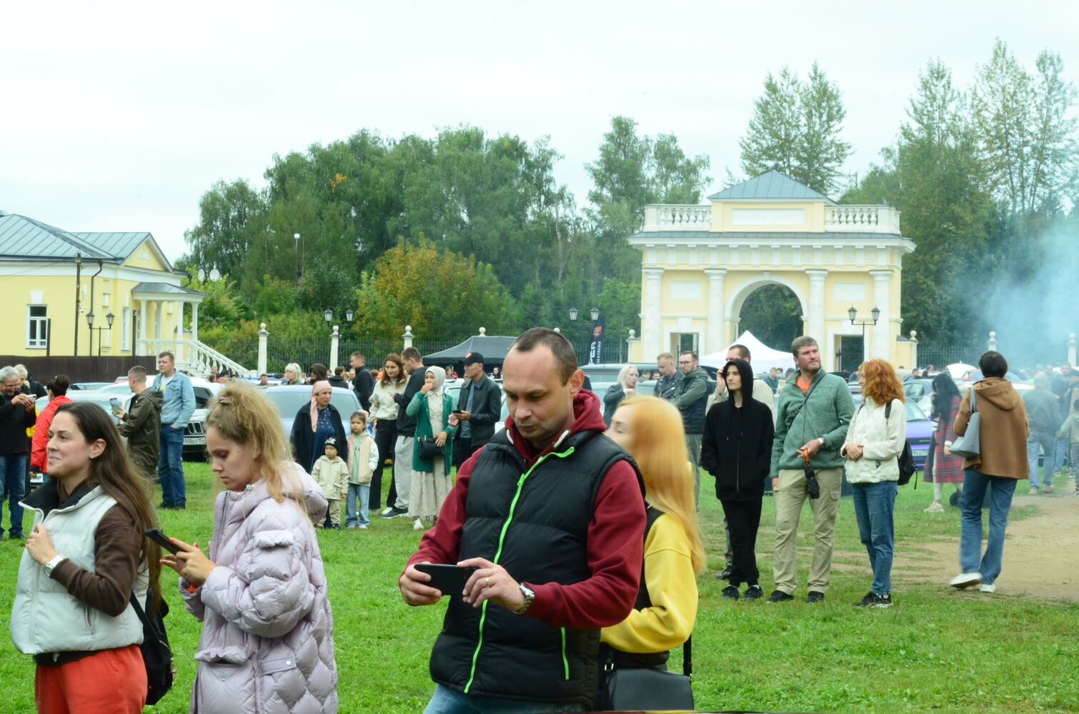 Ретро-автомобиль на фоне природы